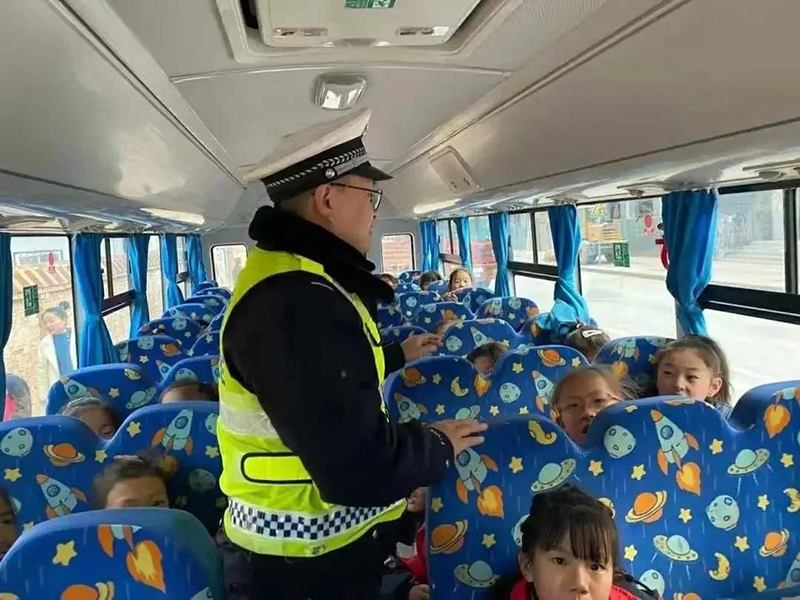 安塞交警積極開展校車安全隱患大排查/ 安塞交警積極開展校車安全隱患大排查