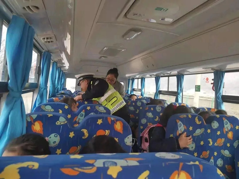 安塞交警積極開展校車安全隱患大排查/ 安塞交警積極開展校車安全隱患大排查