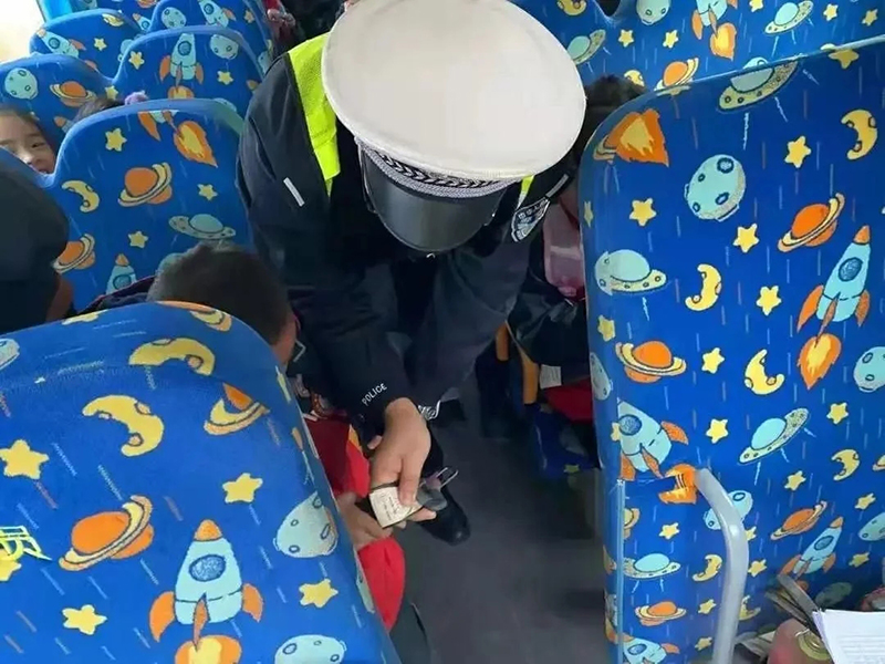 安塞交警積極開展校車安全隱患大排查/ 安塞交警積極開展校車安全隱患大排查