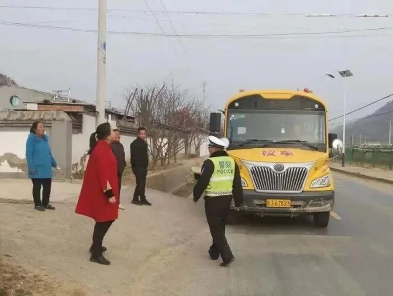 安塞交警積極開展校車安全隱患大排查/ 安塞交警積極開展校車安全隱患大排查
