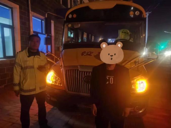 【夏季治安打擊整治“百日行動”】太危險！證不符，七臺河交警依法查獲一輛違法校車