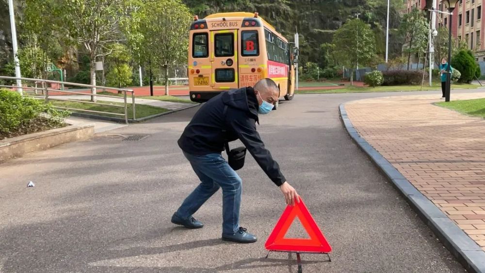 為愛護航，安全抵達——我校附屬幼兒園校車安全演練活動