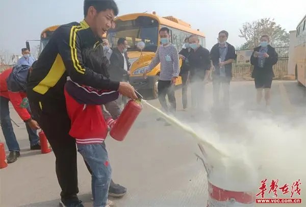 廣發(fā)鎮(zhèn)中心幼兒園開展校車安全及消防應(yīng)急疏散演練
