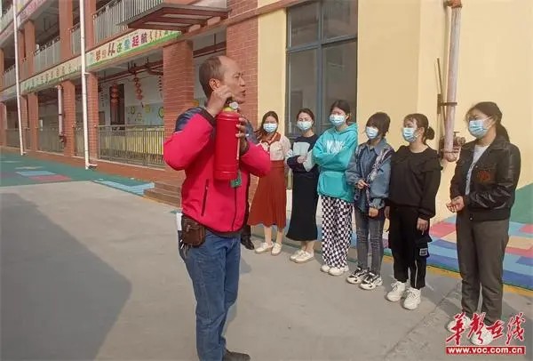 廣發(fā)鎮(zhèn)中心幼兒園開展校車安全及消防應(yīng)急疏散演練
