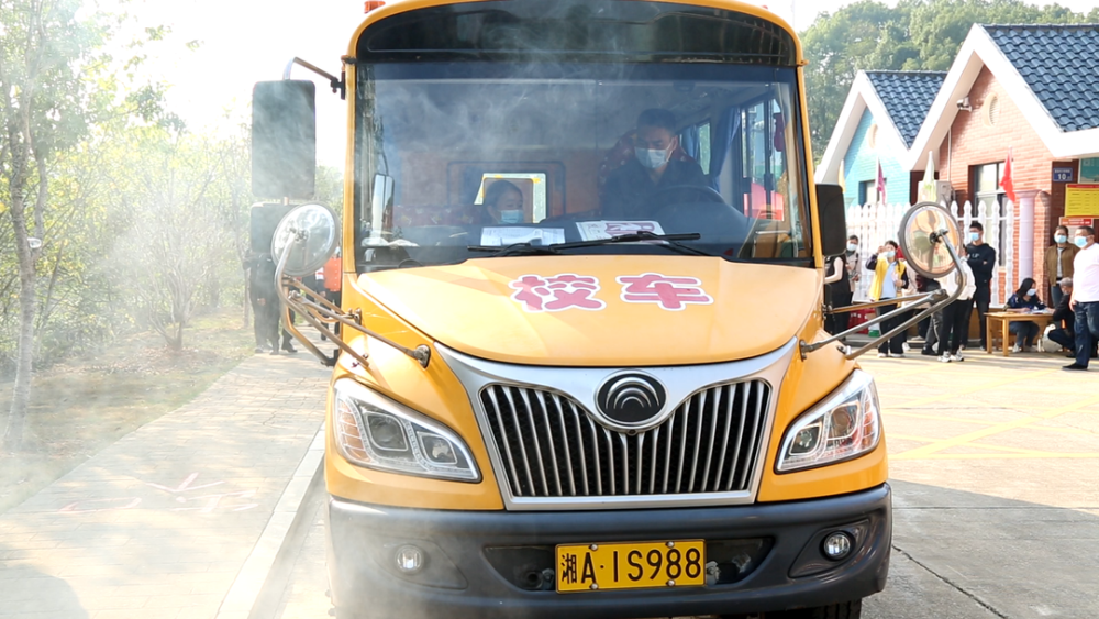 筑牢安全防線，我區(qū)開展校車安全應(yīng)急疏散演練活動