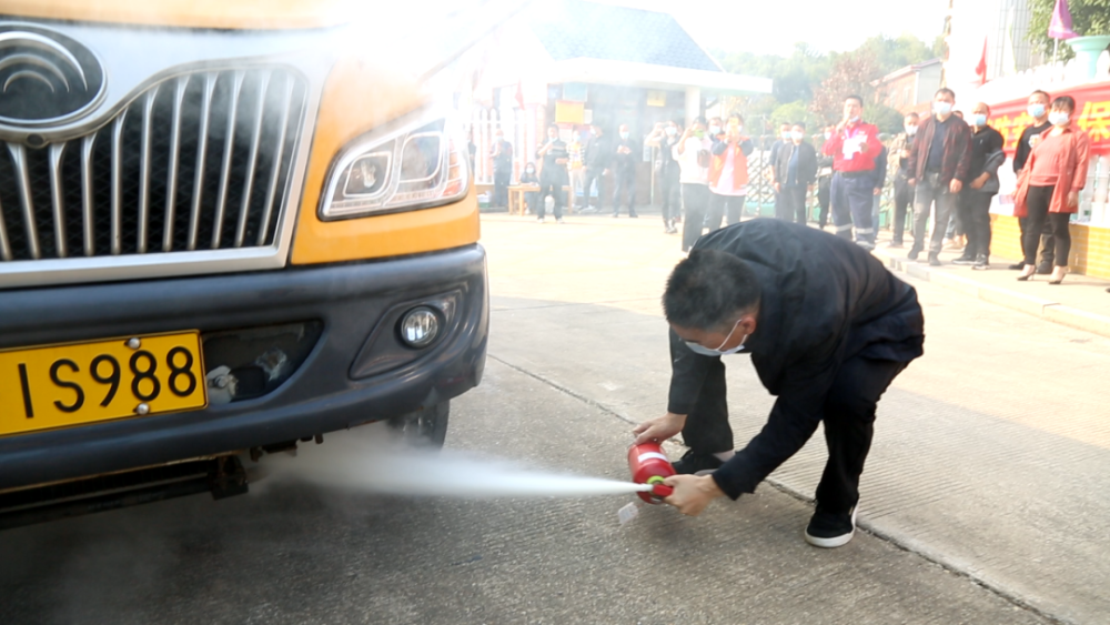 筑牢安全防線，我區(qū)開展校車安全應(yīng)急疏散演練活動