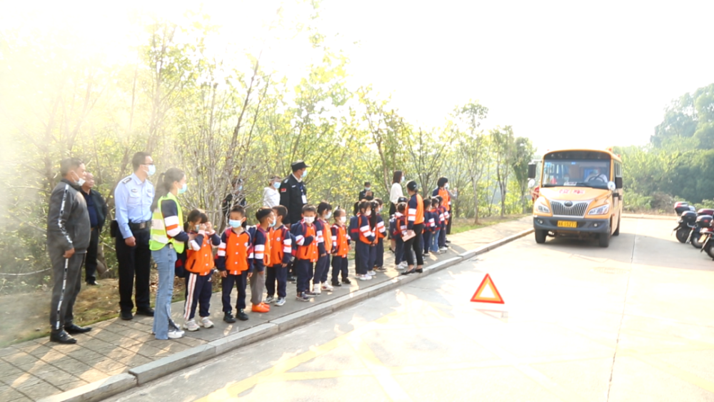 筑牢安全防線，我區(qū)開展校車安全應(yīng)急疏散演練活動