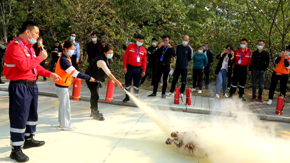 筑牢安全防線，我區(qū)開展校車安全應(yīng)急疏散演練活動