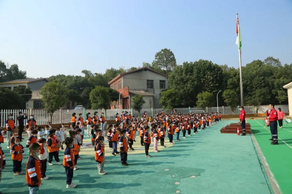 筑牢安全防線，我區(qū)開展校車安全應(yīng)急疏散演練活動