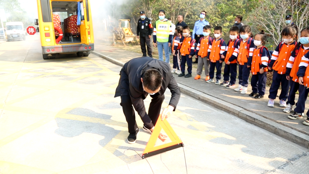 筑牢安全防線，我區(qū)開展校車安全應(yīng)急疏散演練活動