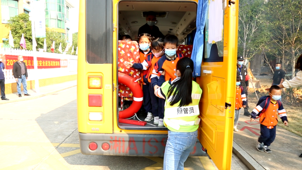 筑牢安全防線，我區(qū)開展校車安全應(yīng)急疏散演練活動