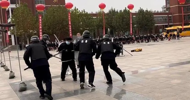 保障校車安全 濟南市開展校車消防及防暴應急演練