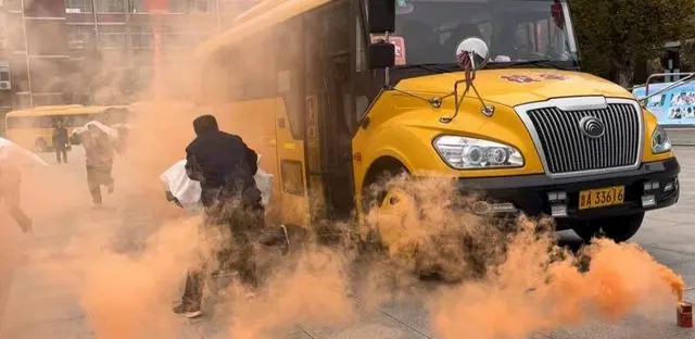 保障校車安全 濟南市開展校車消防及防暴應急演練