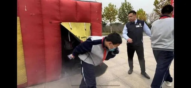 保障校車安全 濟南市開展校車消防及防暴應急演練