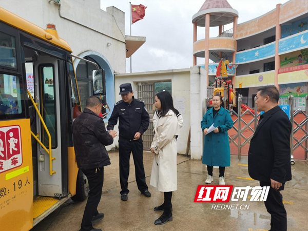 漣源市白馬鎮(zhèn)組織開(kāi)展“五一”假前校車(chē)安全檢查 圖片4.png