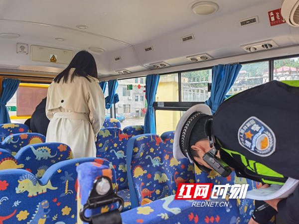 漣源市白馬鎮(zhèn)組織開(kāi)展“五一”假前校車(chē)安全檢查 圖片3.png