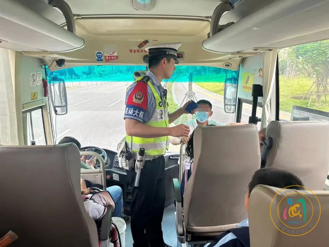 兩輛“黑校車”,被查! 兩輛“黑校車”,被查!