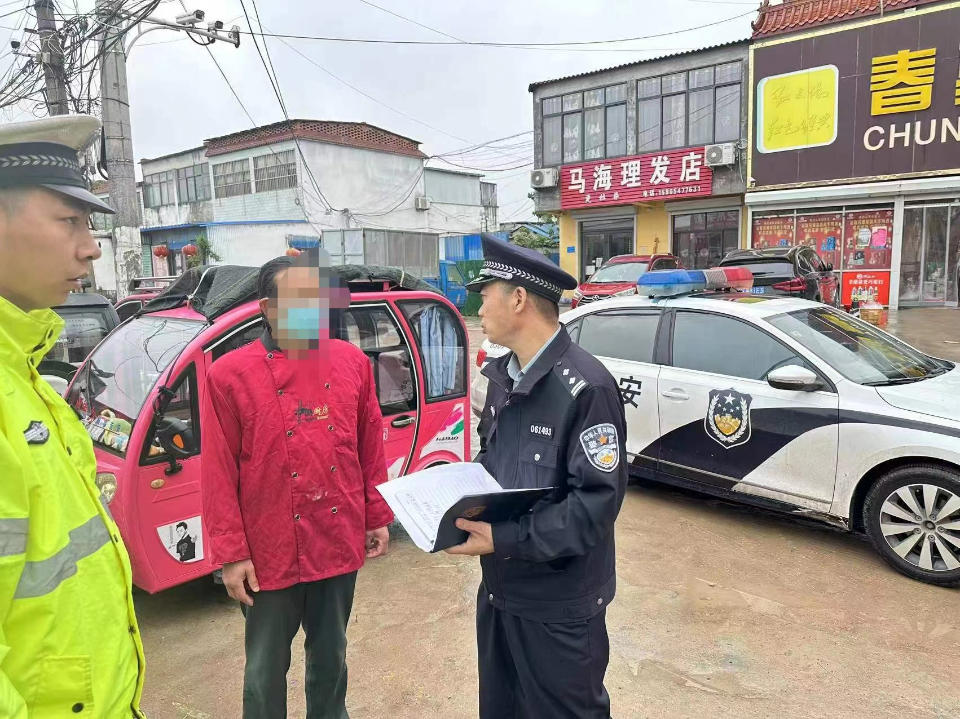 經開交警開展校車突擊檢查,鑄牢學生“成長安全網” 經開交警開展校車突擊檢查,鑄牢學生“成長安全網”