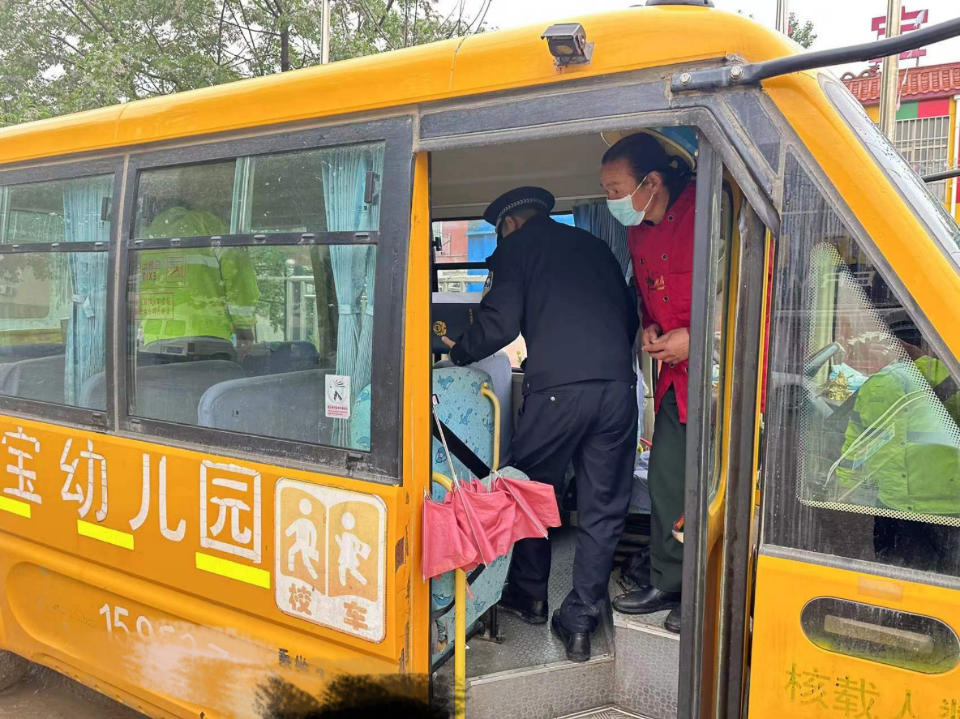 經開交警開展校車突擊檢查,鑄牢學生“成長安全網” 經開交警開展校車突擊檢查,鑄牢學生“成長安全網”