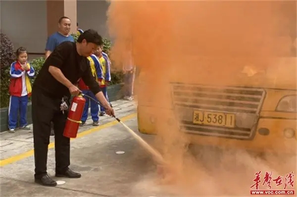 臨澧一完小開展校車防悶和應急逃生演練活動/ 臨澧一完小開展校車防悶和應急逃生演練活動