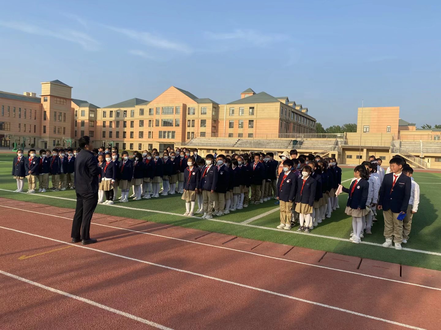 濟南高新區(qū)稼軒小學(xué)開展校車安全應(yīng)急演練活動/ 濟南高新區(qū)稼軒小學(xué)開展校車安全應(yīng)急演練活動