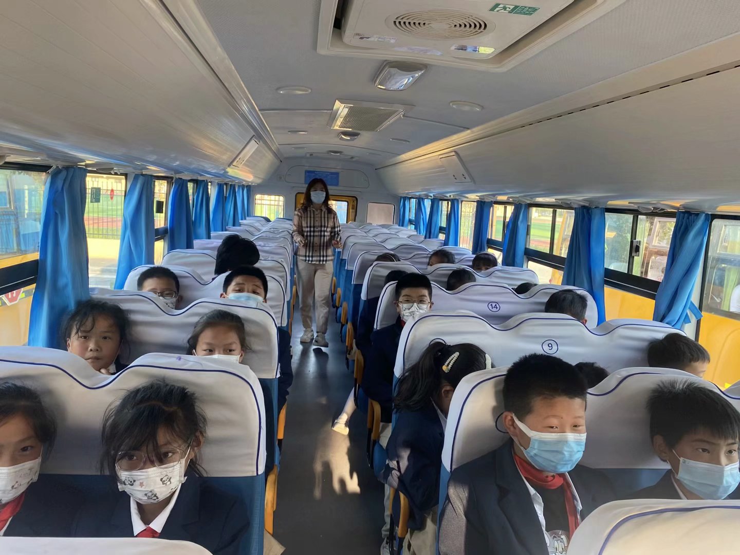 濟南高新區(qū)稼軒小學(xué)開展校車安全應(yīng)急演練活動/ 濟南高新區(qū)稼軒小學(xué)開展校車安全應(yīng)急演練活動