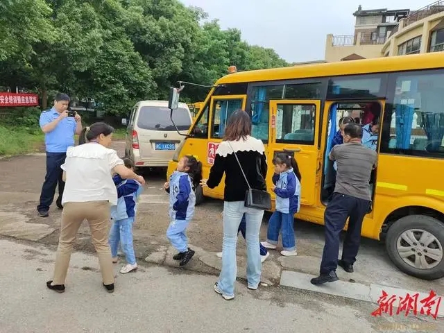 校車安全無小事，岳塘區(qū)開展校車安全培訓(xùn)暨應(yīng)急疏散演練