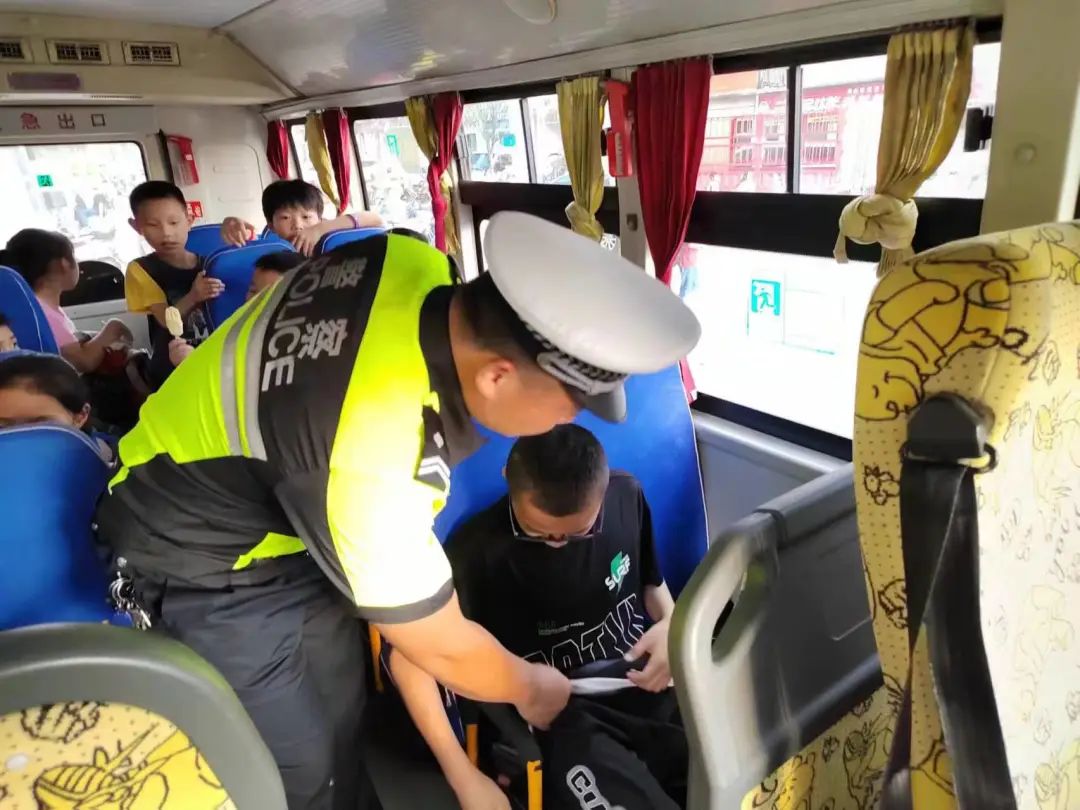 校車乘坐指南，請務(wù)必收下！