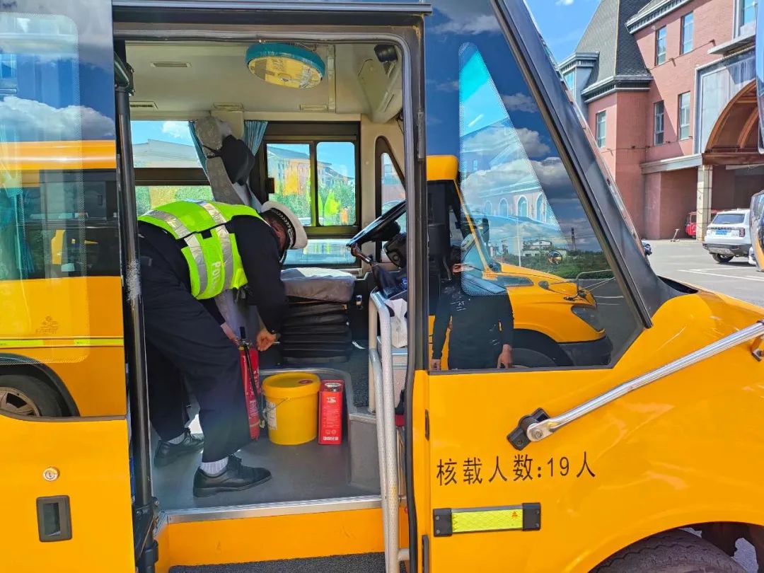 【工作動態】校車安全系萬家!龍井交警開展校車安全大檢查 圖片