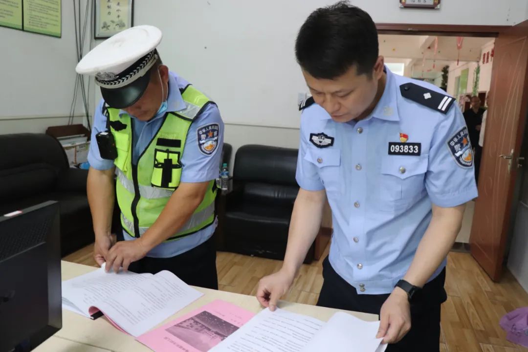 梅林中隊聯(lián)合多部門深入轄區(qū)幼兒園開展校車安全大檢查 擰緊校車安全閥 圖片