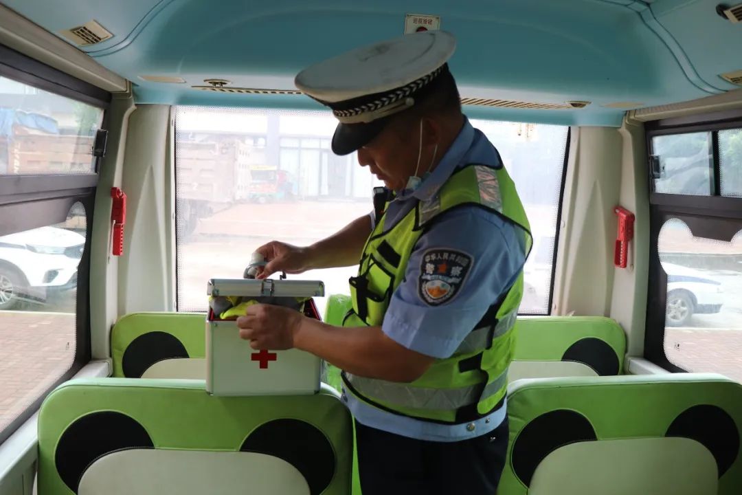 梅林中隊聯(lián)合多部門深入轄區(qū)幼兒園開展校車安全大檢查 擰緊校車安全閥 圖片