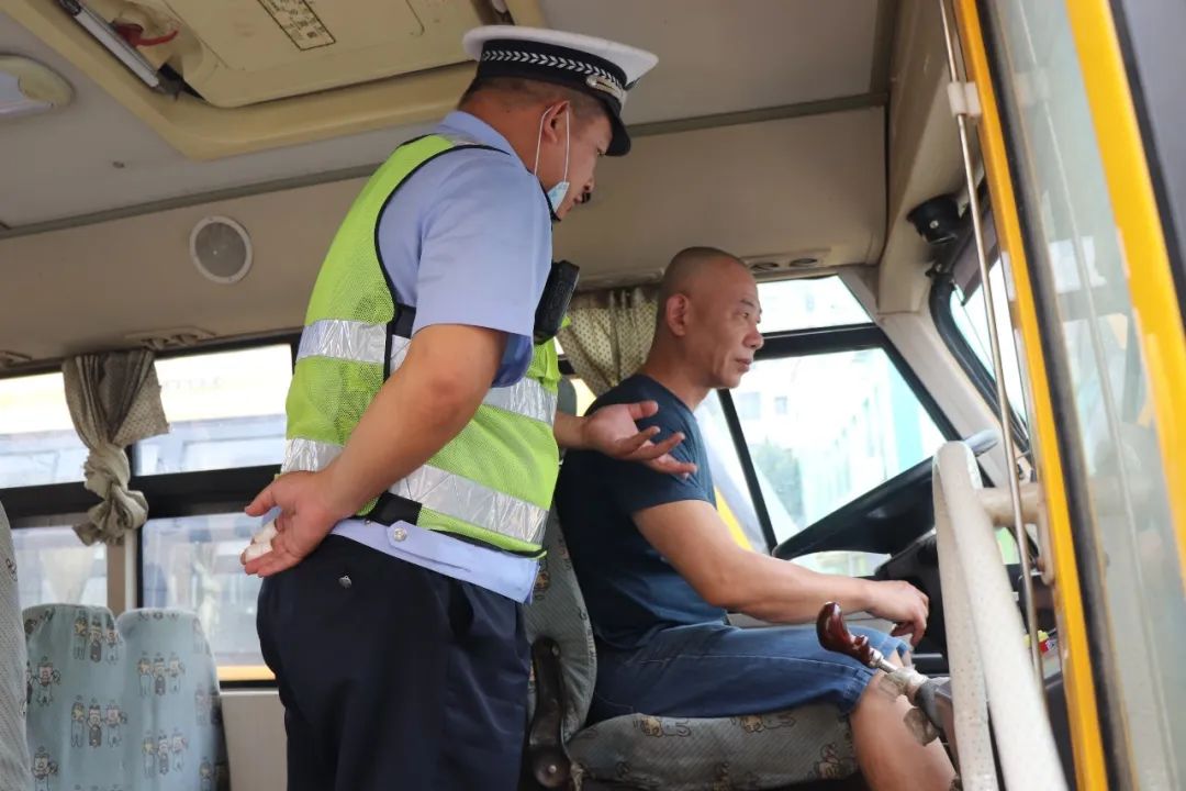 梅林中隊聯(lián)合多部門深入轄區(qū)幼兒園開展校車安全大檢查 擰緊校車安全閥 圖片