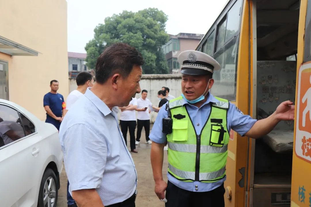 梅林中隊聯(lián)合多部門深入轄區(qū)幼兒園開展校車安全大檢查 擰緊校車安全閥 圖片