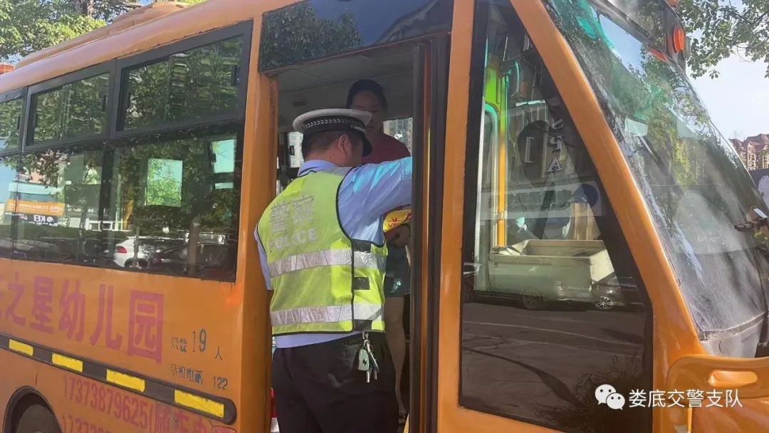婁底公安交警:交通安全不放假 暑期開展校車安全大檢查 圖片