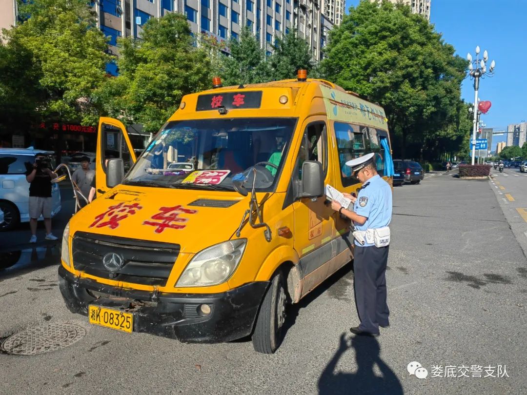 婁底公安交警:交通安全不放假 暑期開展校車安全大檢查 圖片