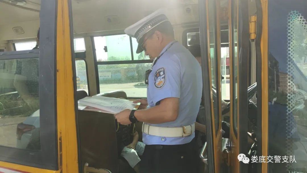 婁底公安交警:交通安全不放假 暑期開展校車安全大檢查 圖片
