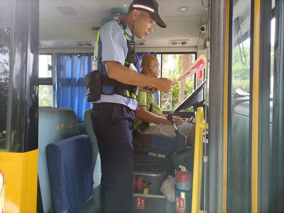 “護苗”專項行動 | 陵水交警開展校車安全檢查 嚴把學生出行安全關 圖片