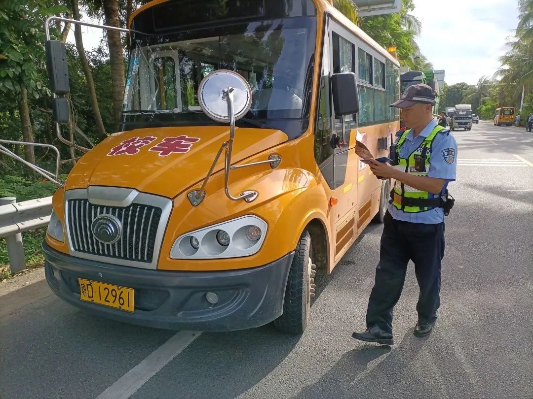 “護苗”專項行動 | 陵水交警開展校車安全檢查 嚴把學生出行安全關 圖片