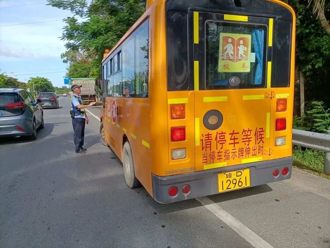 “護苗”專項行動 | 陵水交警開展校車安全檢查 嚴把學生出行安全關 圖片