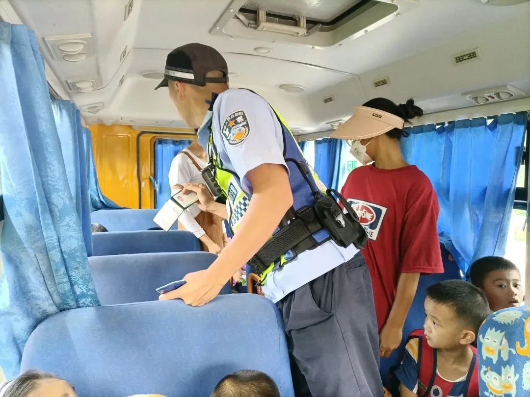 “護苗”專項行動 | 陵水交警開展校車安全檢查 嚴把學生出行安全關 圖片