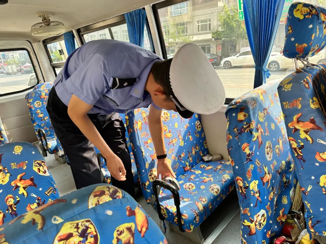 【夏季行動】校車安全系萬家——交警大隊開展校車安全大檢查 圖片