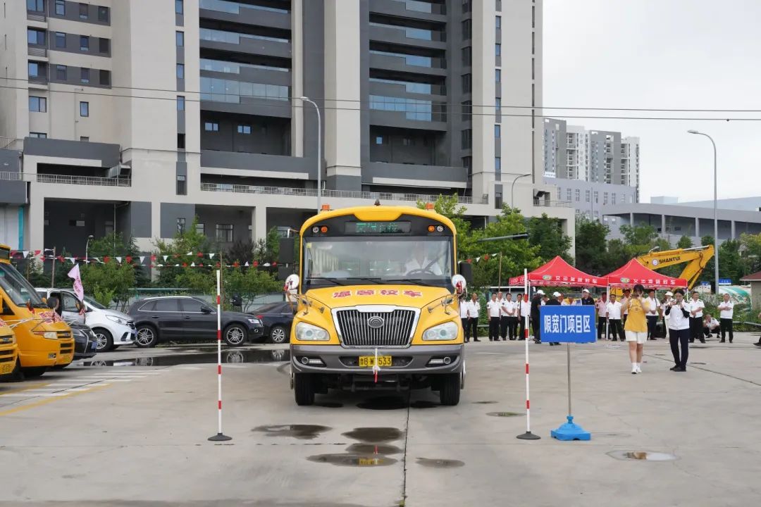 校車駕駛員技能“大比武” | 2000余名“老司機”亮出真功夫 校車駕駛員技能“大比武” | 2000余名“老司機”亮出真功夫