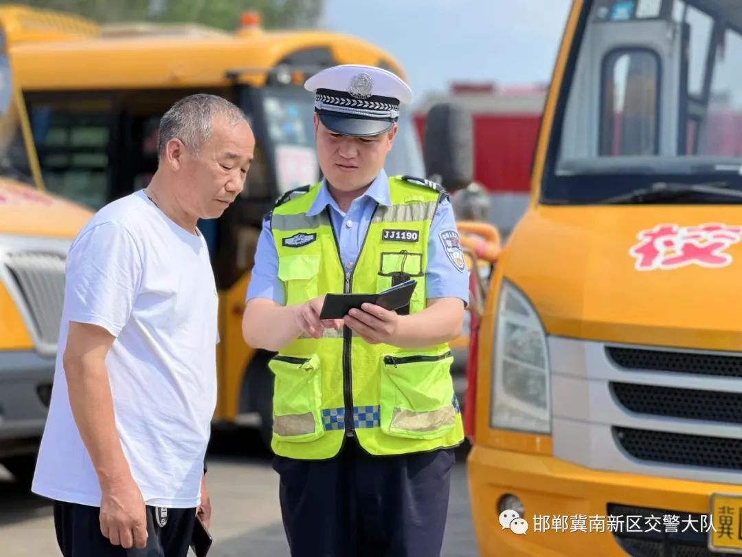 校車“體檢”迎開學(xué),冀南新區(qū)交警開展校車安全檢查,嚴(yán)把校車安全關(guān) 圖片