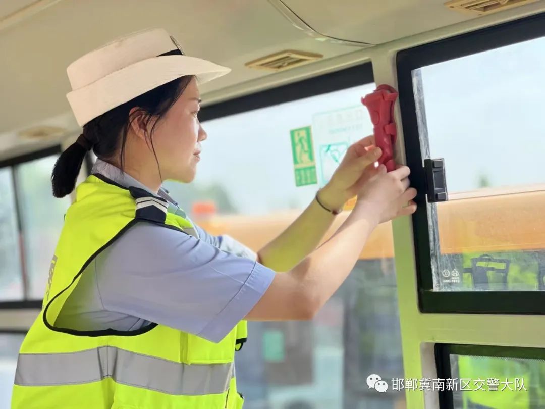 校車“體檢”迎開學(xué),冀南新區(qū)交警開展校車安全檢查,嚴(yán)把校車安全關(guān) 圖片