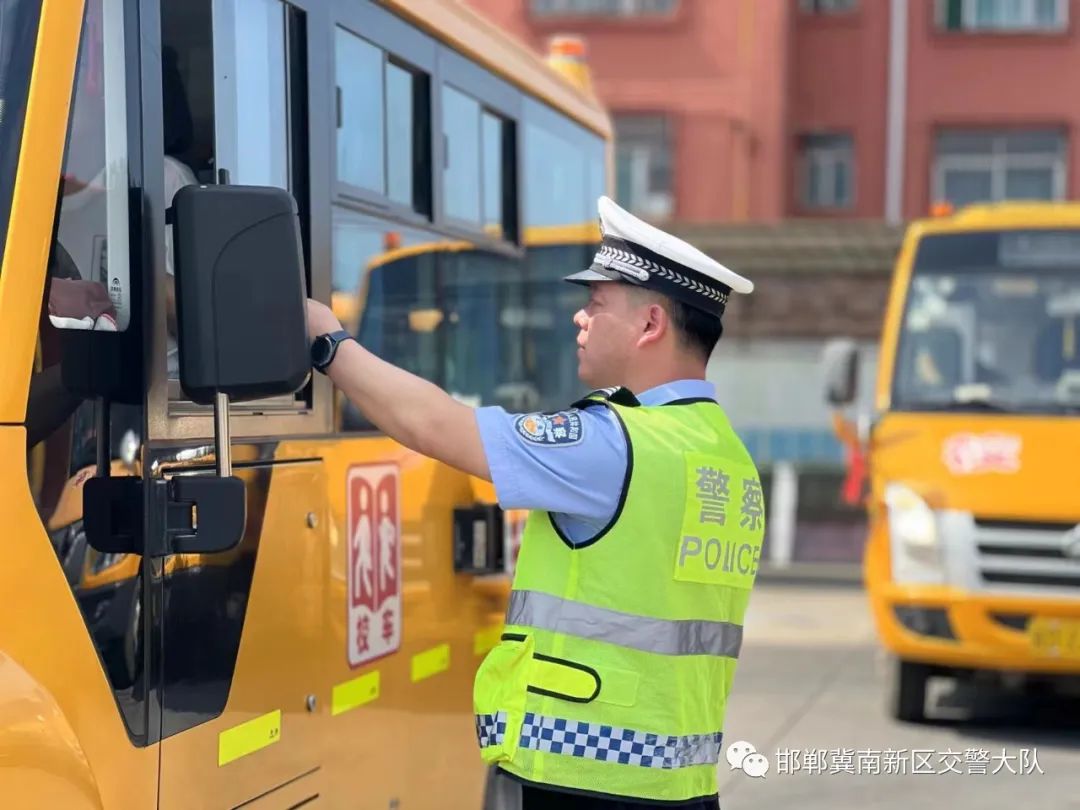 校車“體檢”迎開學(xué),冀南新區(qū)交警開展校車安全檢查,嚴(yán)把校車安全關(guān) 圖片