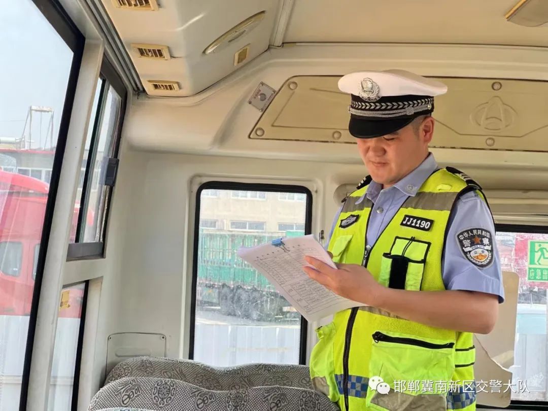 校車“體檢”迎開學(xué),冀南新區(qū)交警開展校車安全檢查,嚴(yán)把校車安全關(guān) 圖片