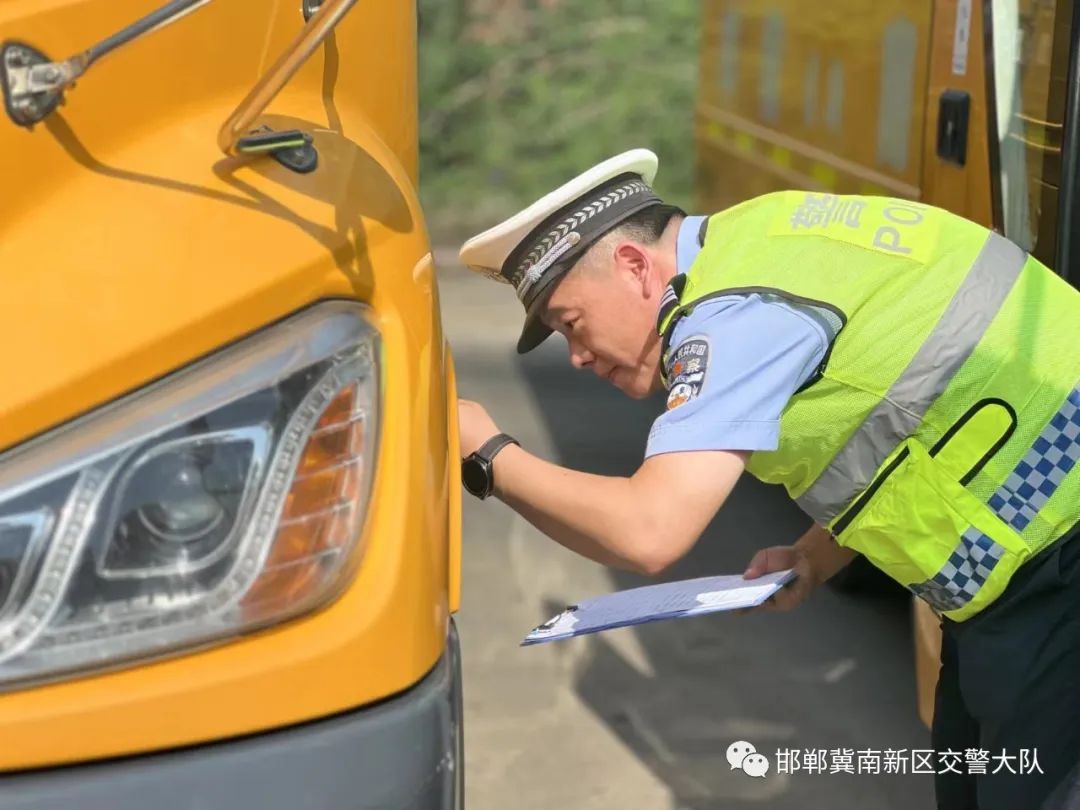 校車“體檢”迎開學(xué),冀南新區(qū)交警開展校車安全檢查,嚴(yán)把校車安全關(guān) 圖片