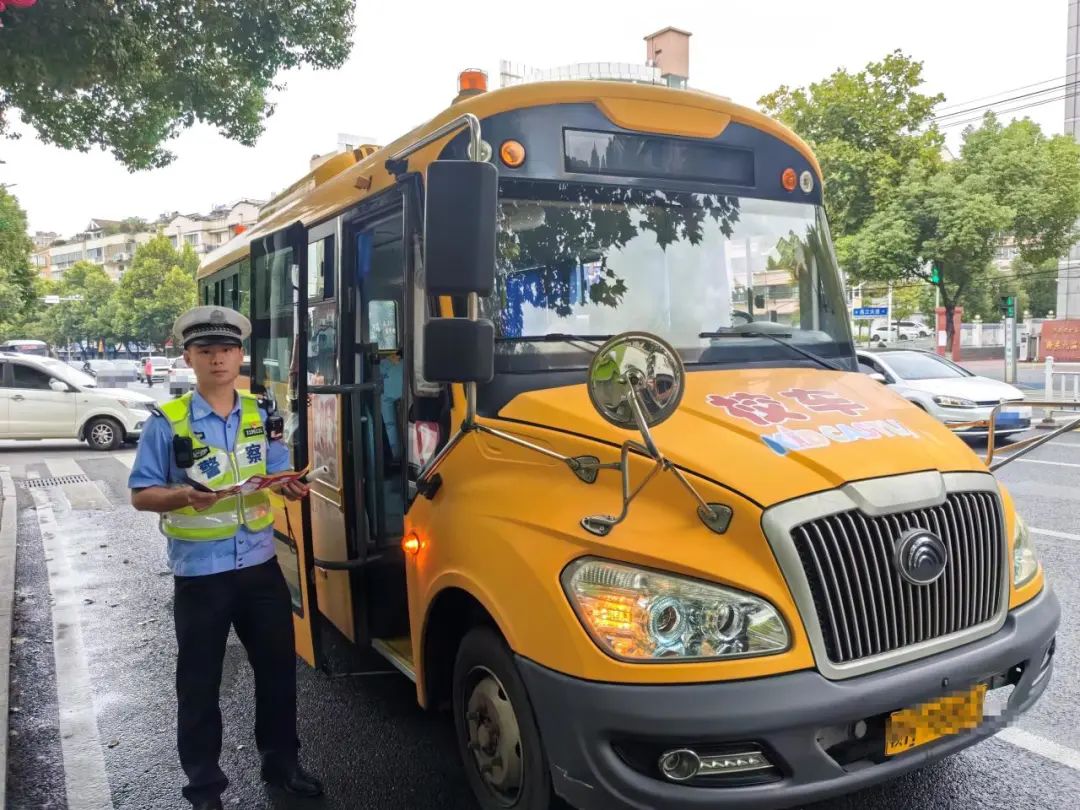 【護學行動】開學季太白園中隊加強校車檢查 圖片