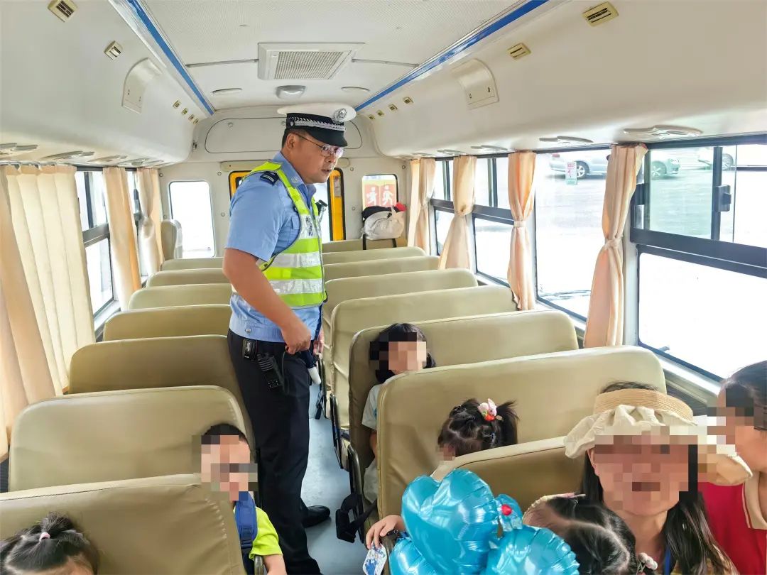 【護學行動】開學季太白園中隊加強校車檢查 圖片