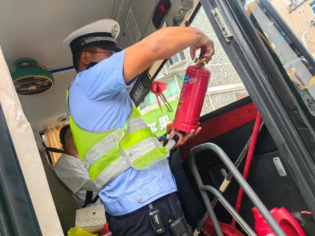 【護學行動】開學季太白園中隊加強校車檢查 【護學行動】開學季太白園中隊加強校車檢查